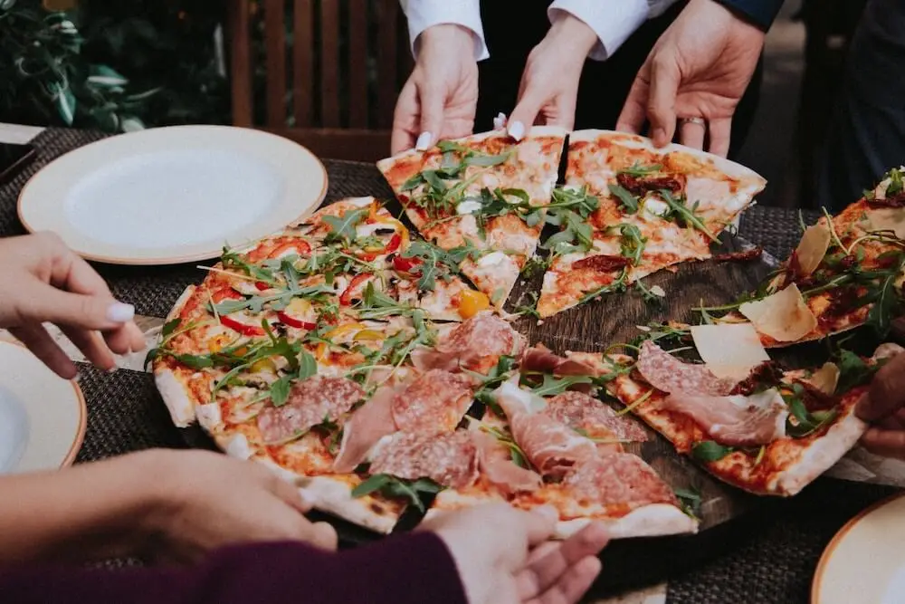 Talerze, deski czy kamień – co wybrać do podawania pizzy?
