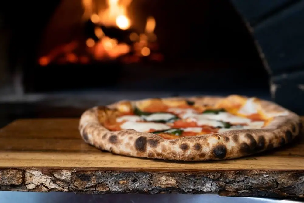 Pizzeria w Warszawie: Odkryj autentyczną włoską pizzę w Stolicy