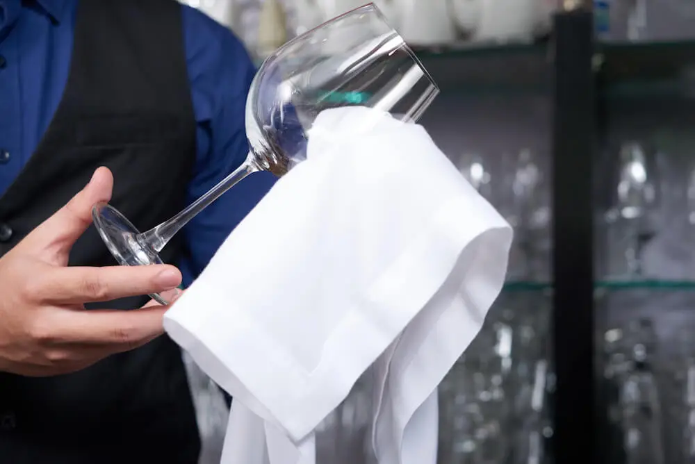 Jaki płyn do zmywarek gastronomicznych wybrać? Poznaj dostępne możliwości